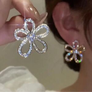🌺 Betsey Johnson sparkling crystal flower earrings 🌺